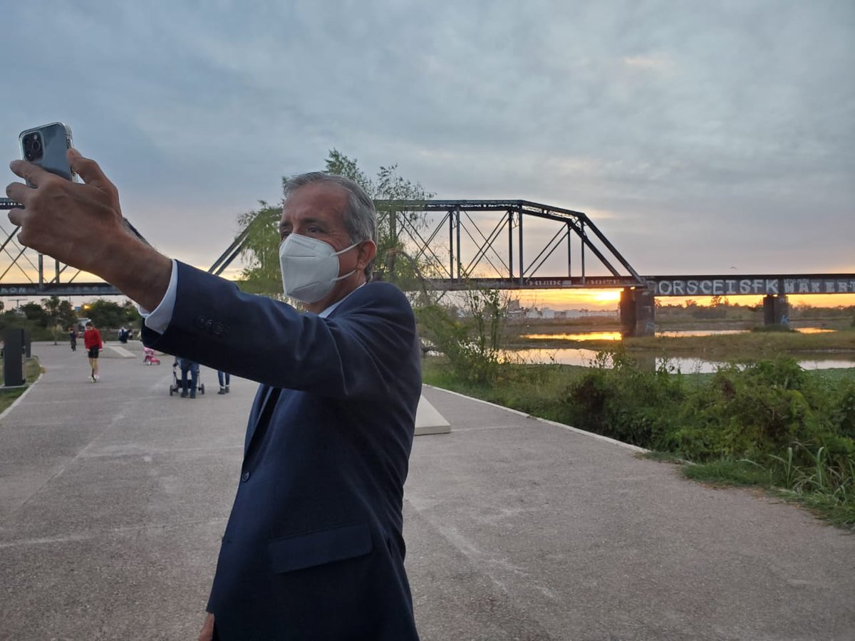 El puente negro es uno de los íconos de #Culiacán, es por eso que queremos darle una mejor vista. Acudimos la directora de <a href="/turismocln/">Turismo Culiacán</a> Alma Patricia Elenes Bernal y yo al área del Parque Acuático, para platicar sobre la próxima obra de pintura que se realizará.