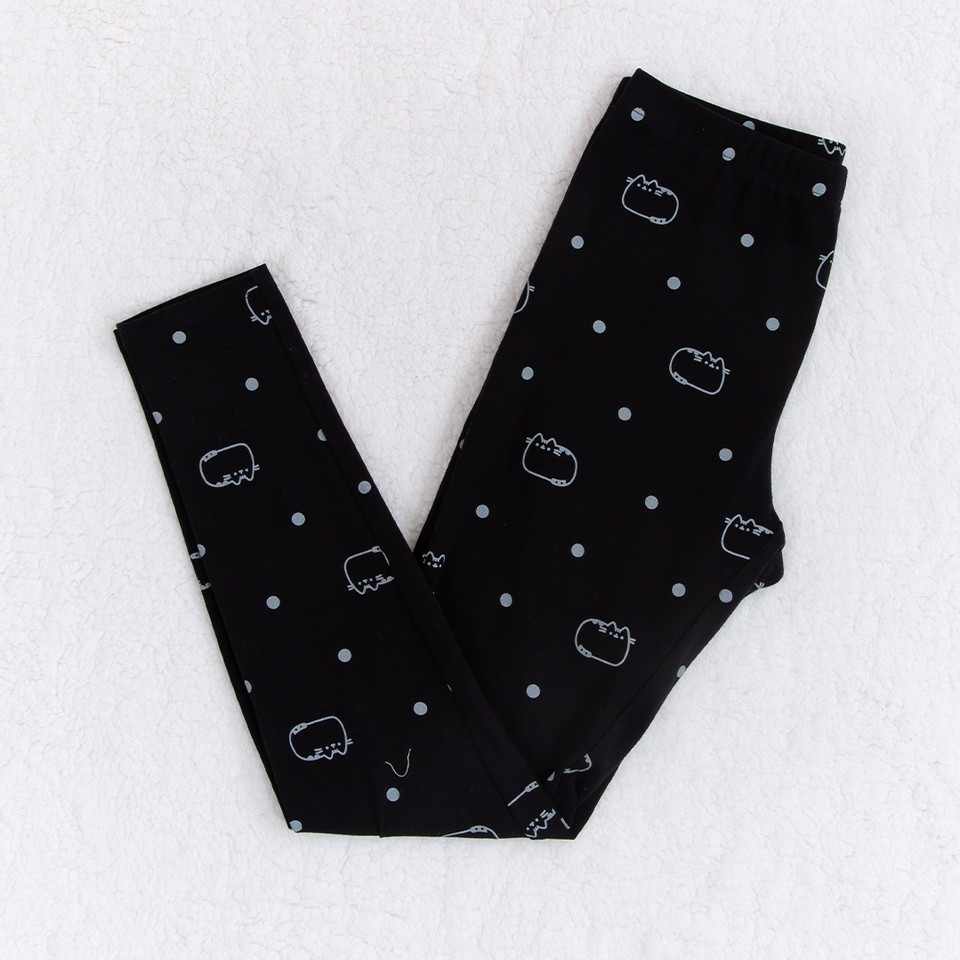 Pusheen's tweet image. The first week of 2021 calls for a very comfy #Pusheen outfit! ✨  bit.ly/3b8yKvv