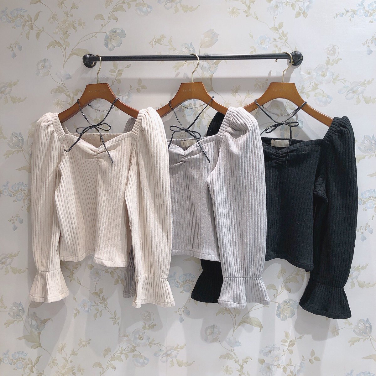AnMILLEofficial's tweet photo. 【 原宿 先行入荷 】

🌸 2021 S/S Collection 🌸

リブギャザーカットソー
color : OW / GY / BK
price : ¥4,900+tax

レイヤーフラワーSK
color : BE / BR
price : ¥5,900+tax

キャミシフォンプリーツOP
color : PI / GY
price : ¥7,900+tax https://t.co/2w7cvuxv1A