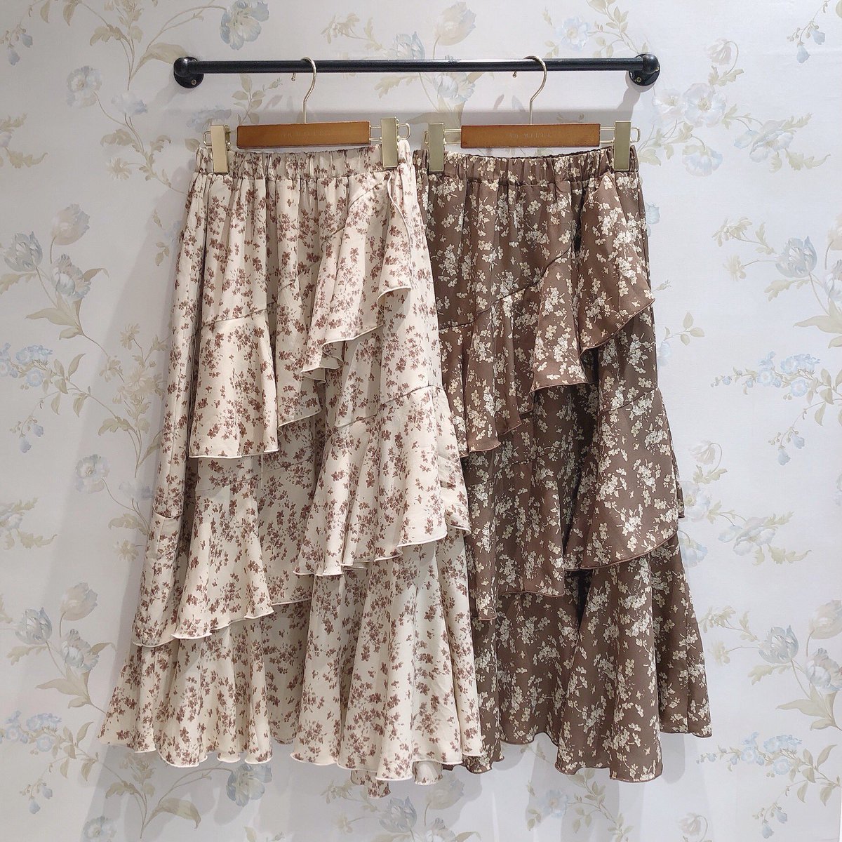 AnMILLEofficial's tweet photo. 【 原宿 先行入荷 】

🌸 2021 S/S Collection 🌸

リブギャザーカットソー
color : OW / GY / BK
price : ¥4,900+tax

レイヤーフラワーSK
color : BE / BR
price : ¥5,900+tax

キャミシフォンプリーツOP
color : PI / GY
price : ¥7,900+tax https://t.co/2w7cvuxv1A