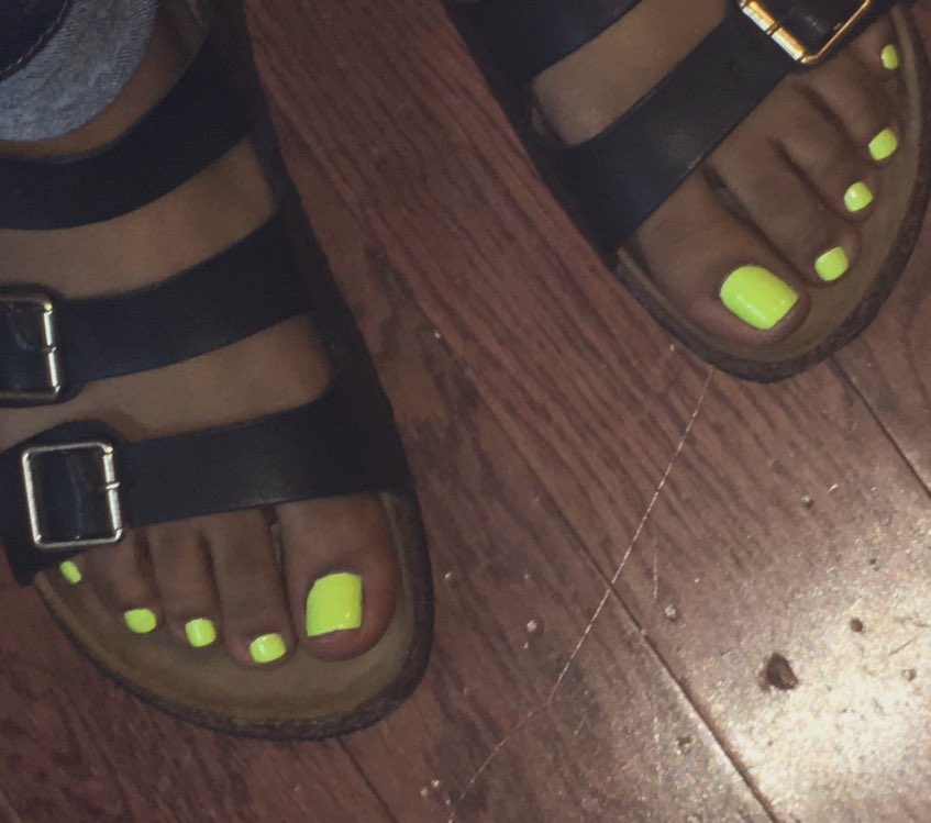 FavorableSoles's tweet photo. i’m buying some toe rings and ankle braclets for y’all 🥺 buy my feet pics and choose out your own feet jewelry. 💓 https://t.co/1w1XIRygx8