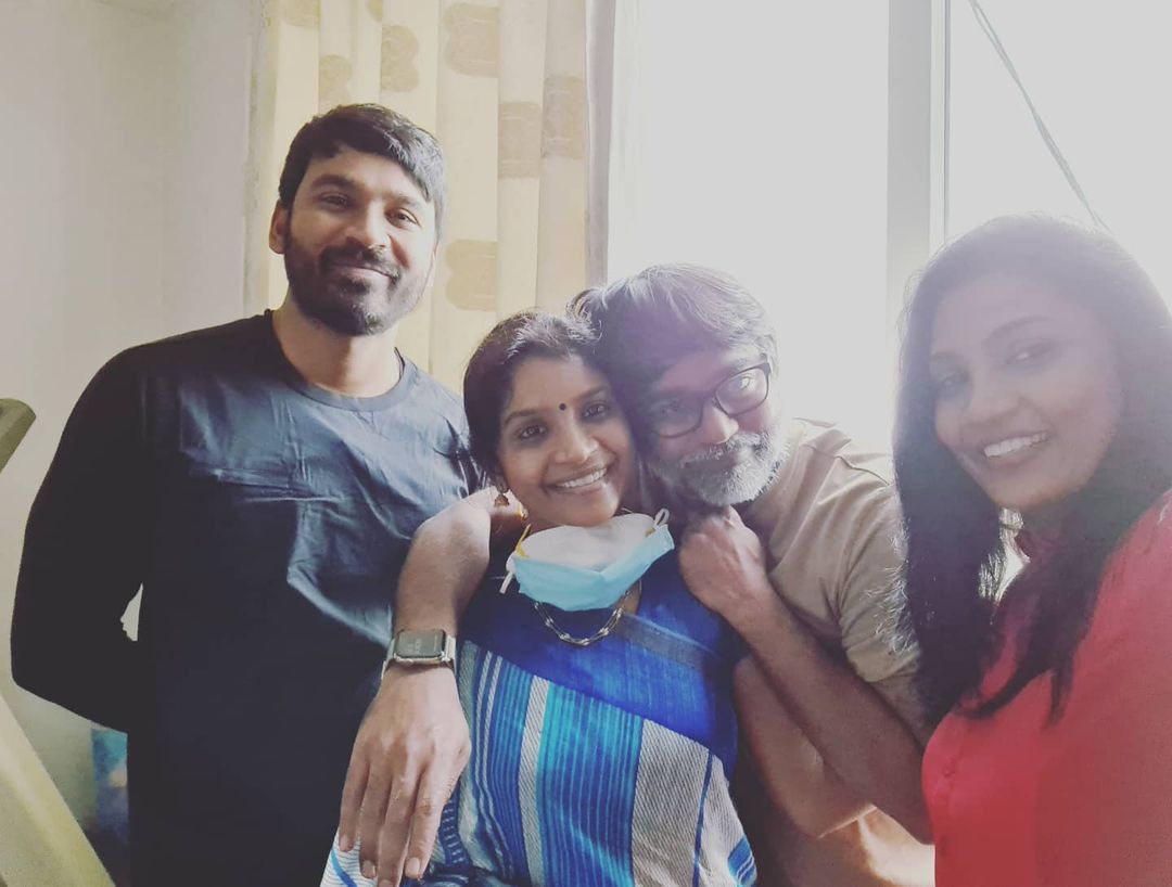 dhanush__prabhu's tweet photo. 𝑬𝒙𝒄𝒍𝒖𝒔𝒊𝒗𝒆 📸
Anbu Thalaivar @dhanushkraja With #Selvaraghavan Anna & #VimalaGeetha #KarthikaDevi Sisters 🥰❤️
#JagameThandhiram #Karnan #S12WithDhanushBegins #AO2 https://t.co/d7pt1RSG4f https://t.co/ex5AbTAQRc