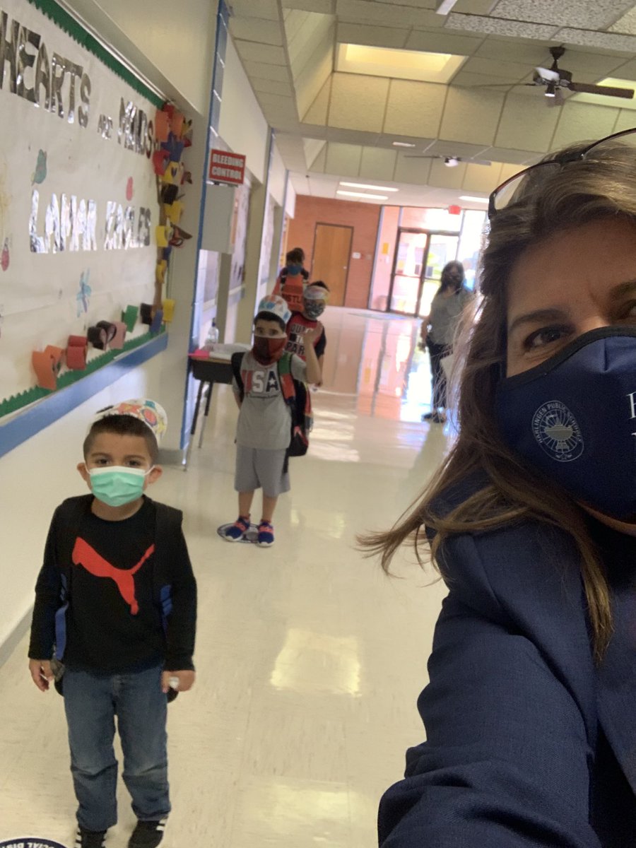 Happy to see our ⁦<a href="/LamarEagles/">Lamar Eagles</a>⁩ ¡Felices de ver a nuuestras Aguilas! ⁦<a href="/SaraPerezLamar/">Sara Perez</a>⁩ ⁦@GcabutoHCISD⁩ ⁦<a href="/pbernalIC/">Patricia Bernal</a>⁩ ⁦<a href="/berthap_03/">Bertha P.</a>⁩ #2021firstdaydone