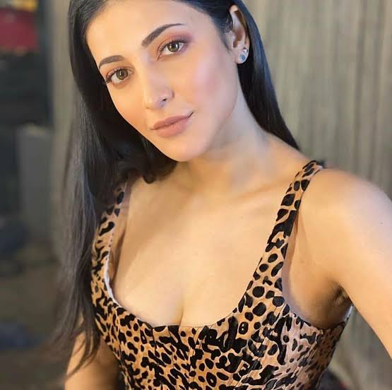 Flashv07's tweet photo. 🇺🇸                                             🇮🇳
Dani daniels                         Shruthi hassan https://t.co/Xsomoh2wq1