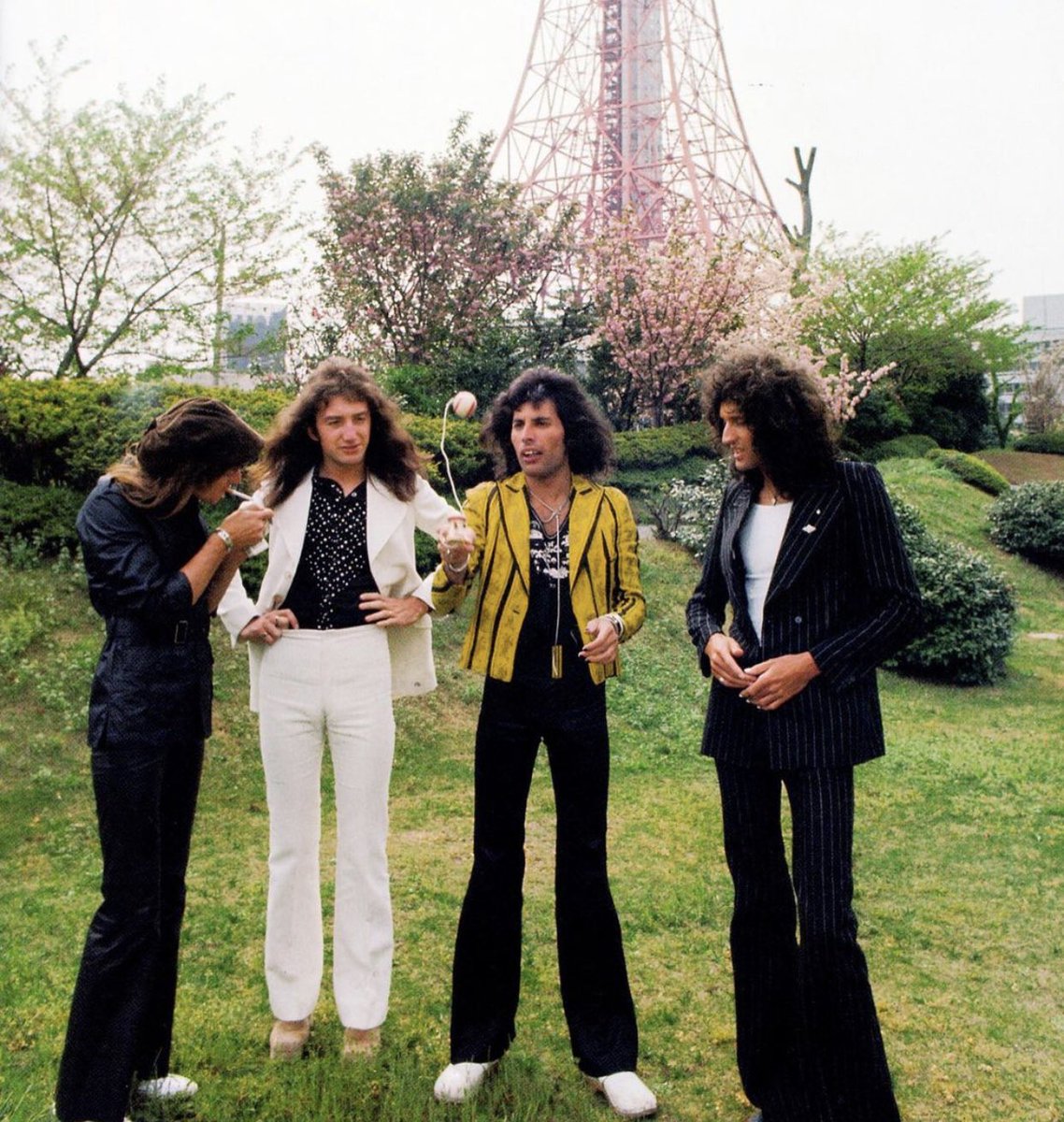 Key_Auna's tweet photo. Queen visiting Japan &amp; playing Kendama in 1975, i love history 

@SweetsKendamas #kendama https://t.co/gd7a4E0iyk