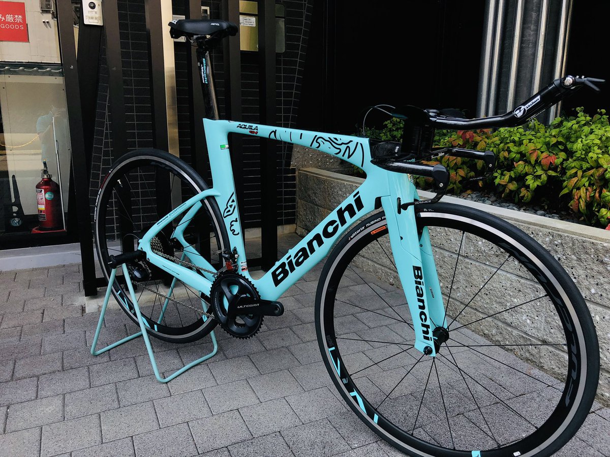 IKY_Bianchi's tweet photo. 【準備万端!】
ビアンキ京都店の高橋です
Team BikeExchangeの選手に供給するTTバイク『AQUILA CV』のフレームが完成!これで今シーズンのTTステージに死角はありません。選手たちと選手の駆る『AQUILA CV』の活躍に期待です。
#bikeexchange #bianchi #aquilaCV #ビアンキ京都 https://t.co/X0i7XtolWV