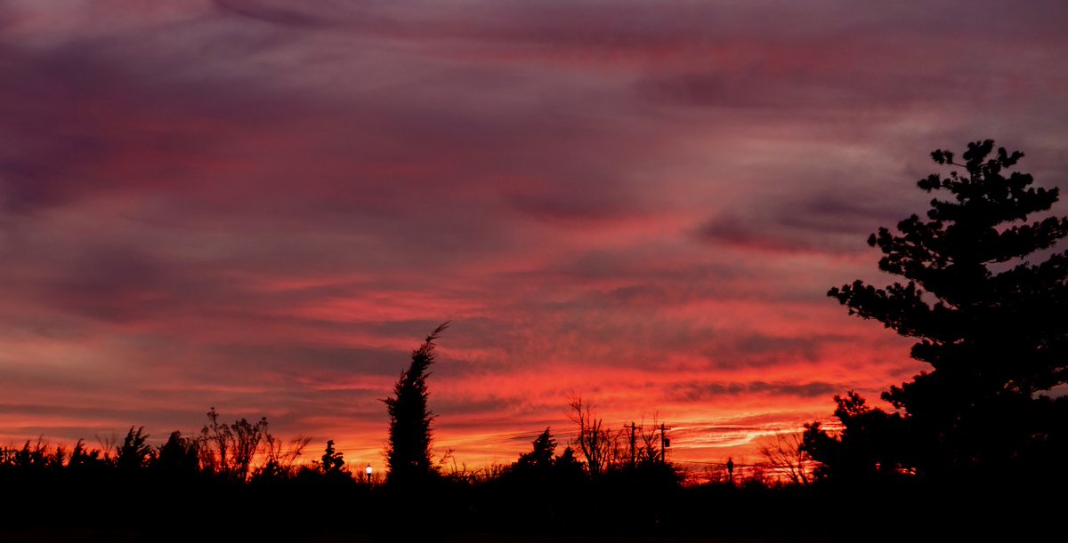 MikeMorganKFOR's tweet image. Tonight's Oklahoma Sunset from Stephen Coats. Much of Western Oklahoma had a pretty sunset this evening. 1.5.21 #OKWX #KFOR4 Mike