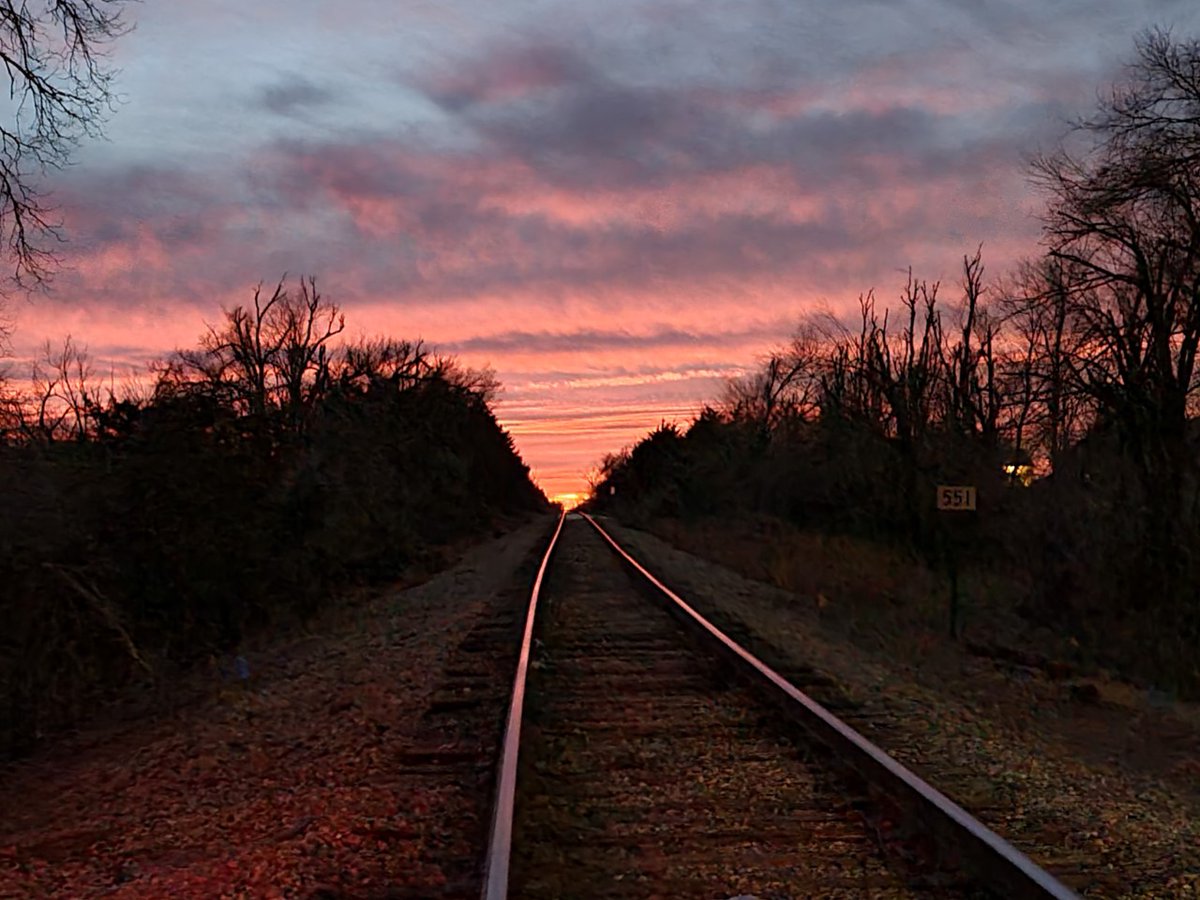 MikeMorganKFOR's tweet image. And one more from this evening from Terra Collier! 1.5.21 #OKWX #sunset #KFOR4 Mike