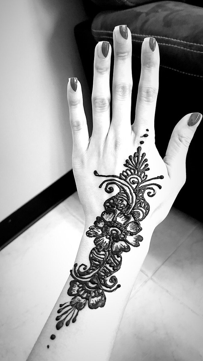 dellsing1's tweet photo. My New Year’s Resolution? Practice more self care. Exhibit A. This mani- If I’m typing all day I might as well have something pretty to look at. P.S. seriously considering quitting my job to become a henna artist 🖌 https://t.co/Fu9PY6XhIb