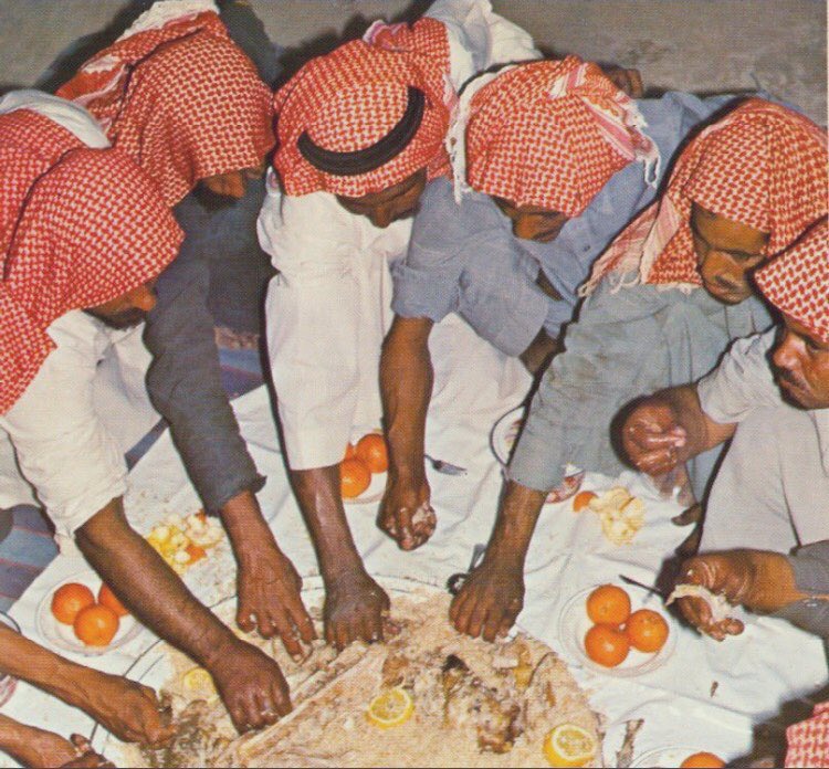 الضيق فالانفس ماهي فوق الصحون
في ضيق ،، بس نفوسهم متوالفه

عاشوا بخير ومن بعضهم يقربون
والرأي واحد ( في قصيد وسالفه )

واليوم من كبر المخابي والبطون
" نفوسهم على بعضهم تالفه . "