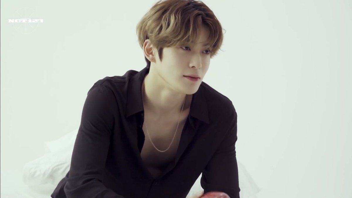 jaehyunbom__'s tweet photo. Jaehyun’s black low-cut top... https://t.co/oUVn1NCAek