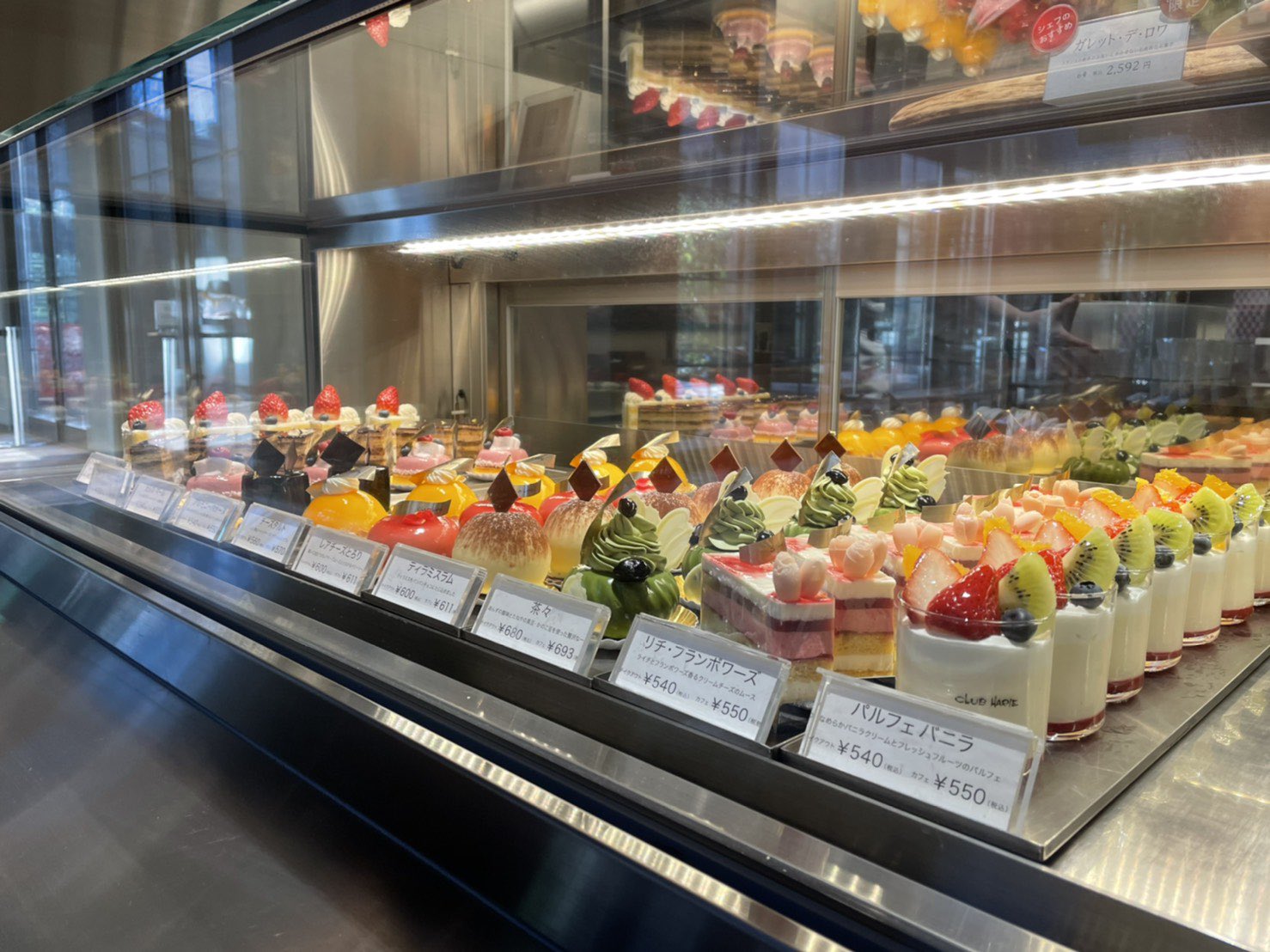 たねや クラブハリエ 本日1月6日は ケーキの日 ということで 八日市の杜 もり ケーキケースの写真を貼っておきます クラブハリエ Clubharie ケーキ ケーキ屋さん巡り ケーキ好きな人と繋がりたい バレンタイン21 チョコレート