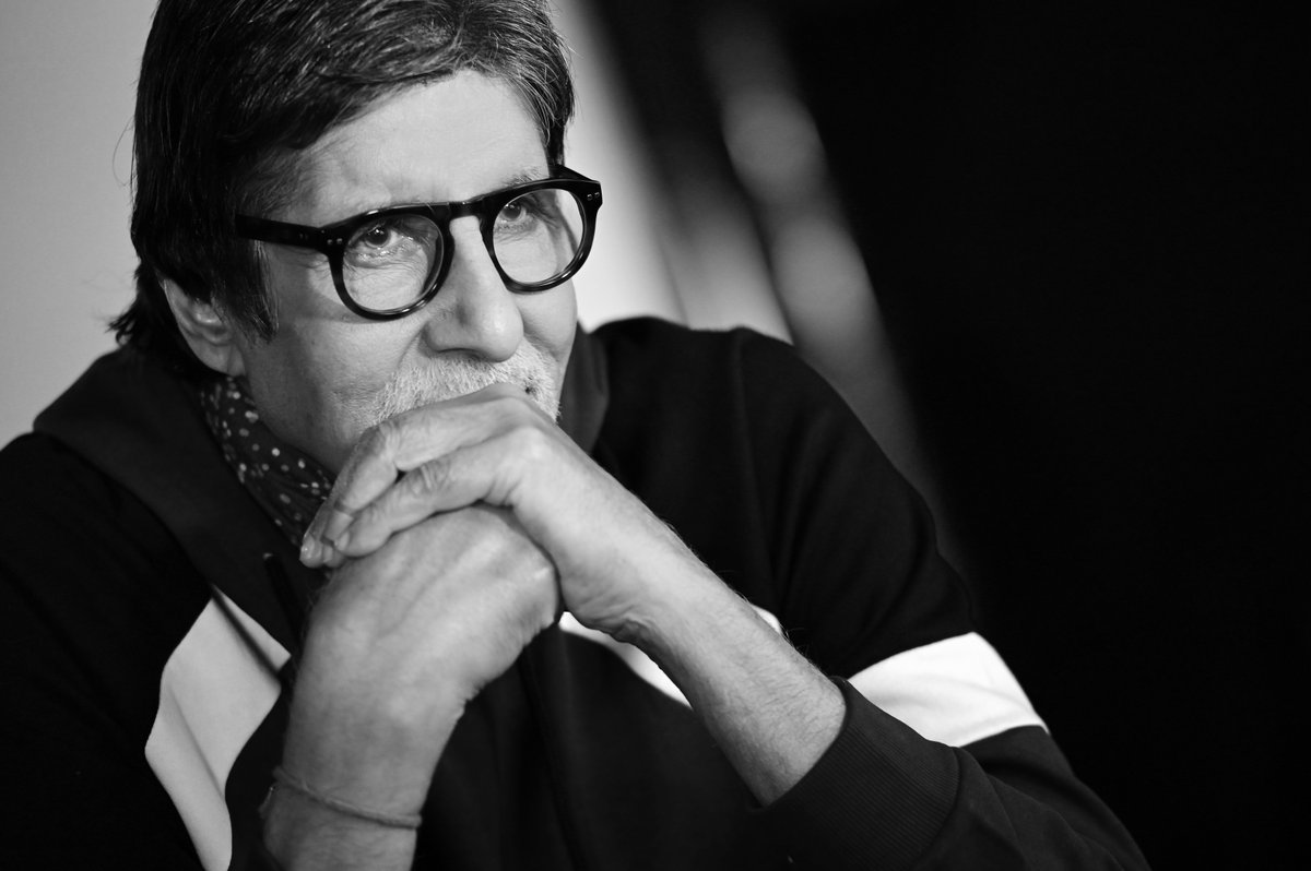 SrBachchan's tweet photo. T 3775 - *"जो कह दिया वह शब्द थे,*
*जो नहीं कह सके वह  अनुभूति थी,*
*और जो कहना है,*
*फिर भी नहीं कह सकते वह मर्यादा है।"*

what was said were words ; what could not be said was the sensitivity of a feeling ; and that which needed to be said , yet could not say was dignity https://t.co/DbymGkG2L5