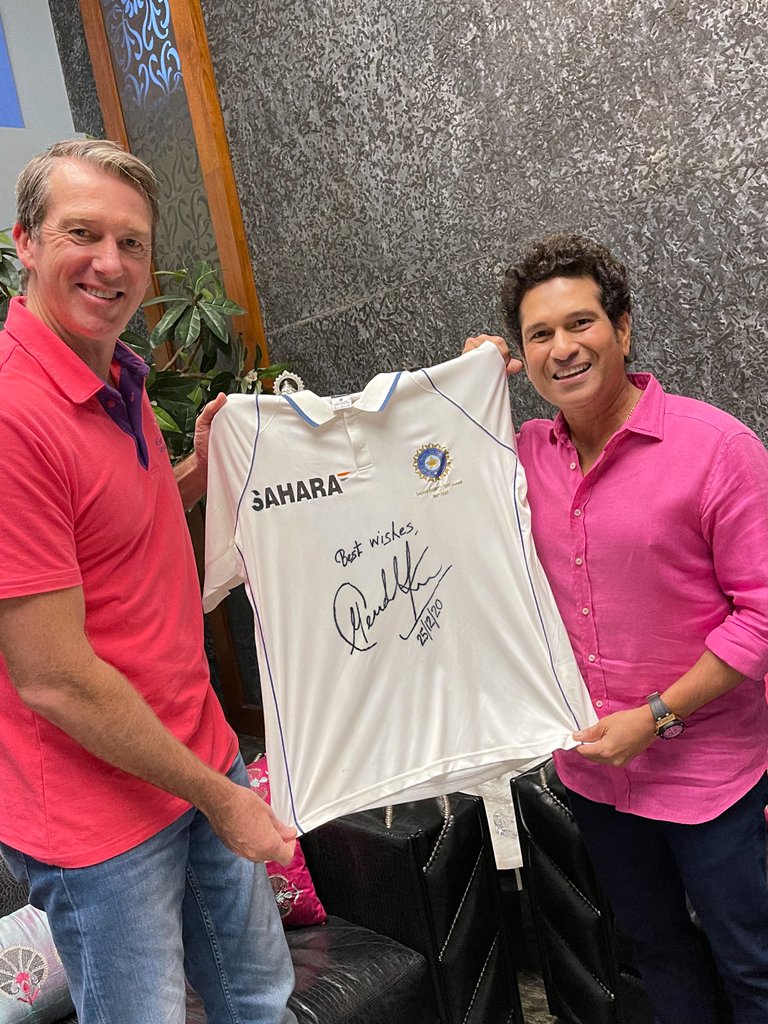 sachin_rt's tweet photo. Happy to lend my support to @McGrathFdn's noble efforts during the #PinkTest to help patients dealing with breast cancer.

It was wonderful meeting Glenn McGrath after long. My best wishes to him, his team &amp; especially the nurses who are the backbone of this initiative.

#AUSvIND https://t.co/hv40utCC3I