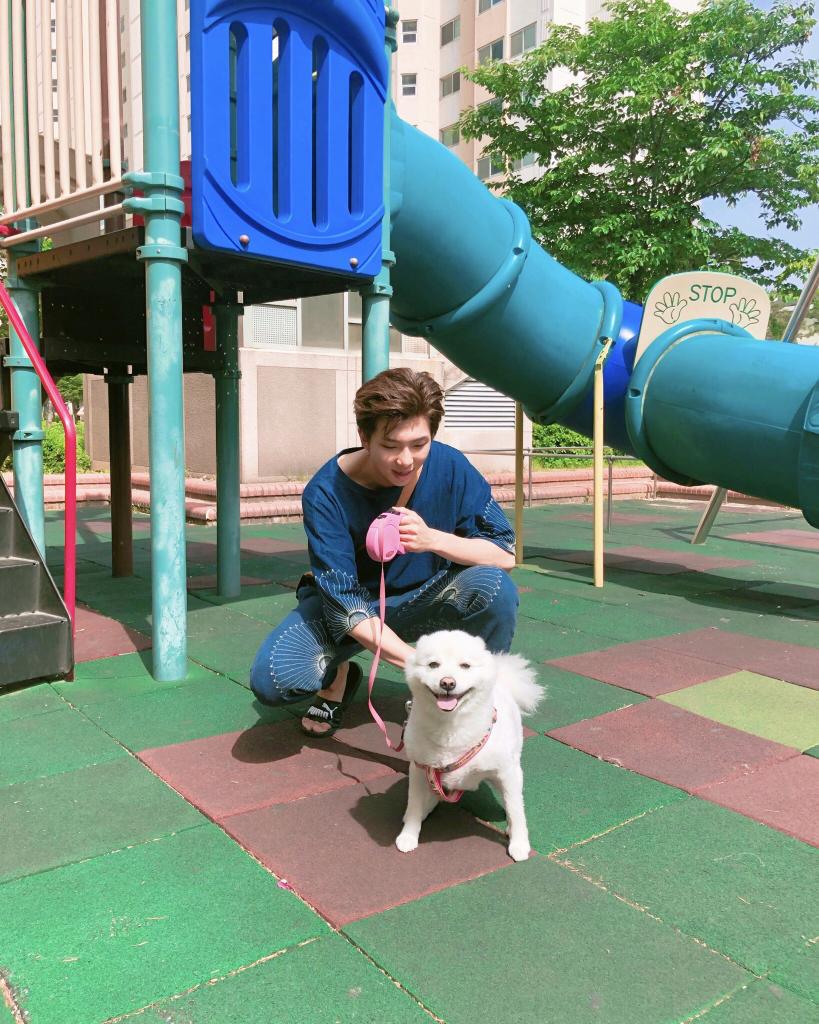 nitaharianja_'s tweet photo. Daddy 💜
#NAMJOON #BloomInWinterRM @BTS_twt https://t.co/rwf5UcoY95
