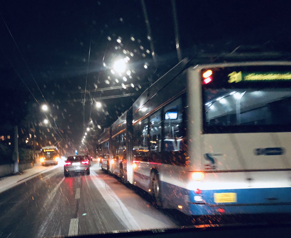 Caese72's tweet photo. Bitzeli Schnee und die @vbz_zueri_linie fährt uf Witikon nüme meh ... wie jedes Jahr 😞 Wann gibt es wintertaugliche Busse? 🤷 https://t.co/oqgWj6o3qT