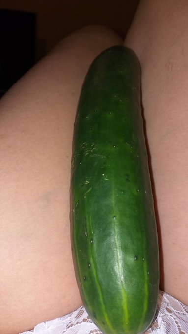 Aver mis queridos seguidores? Que creen que voy hacer con este pepino? Pues me lo voy a comer jajaja