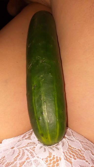 Aver mis queridos seguidores? Que creen que voy hacer con este pepino? Pues me lo voy a comer jajaja