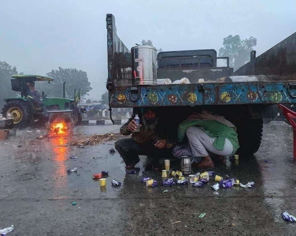 इंतेहा है जब्र की,
इम्तिहान है सब्र का
आसमान भी शायद रो रहा है
मगरूर है देश का हाकिम,
अन्नदाता सड़कों पर सो रहा है!
#KisanNahiToDeshNahi
@bhagwanmeena53 @JavanSinghMeena @Arjun_Mehar @PintuPahadi @anita_meena3 @HardeepBhuria 
@MeharHema 
@Rajeshwari_Mina @RamlalAluda