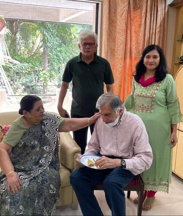 अब्जावधी संपत्तीचा मालक,एका साध्या स्वतःच्या कर्मचार्याला भेटायला मुंबईवरून पुण्याला येतो तेही कोणता बडेजाव न करता.रतन टाटा मोठा उद्योगपती आहे पन त्याहून मनाने खूप आभाळाएवढा श्रीमंत माणूस आहे. #म #मराठी #Ratantata #tatasons @MarathiAamhi <a href="/marathitweetr/">मराठी ट्विटरकर</a> <a href="/BeingMarathi/">Being Marathi</a>