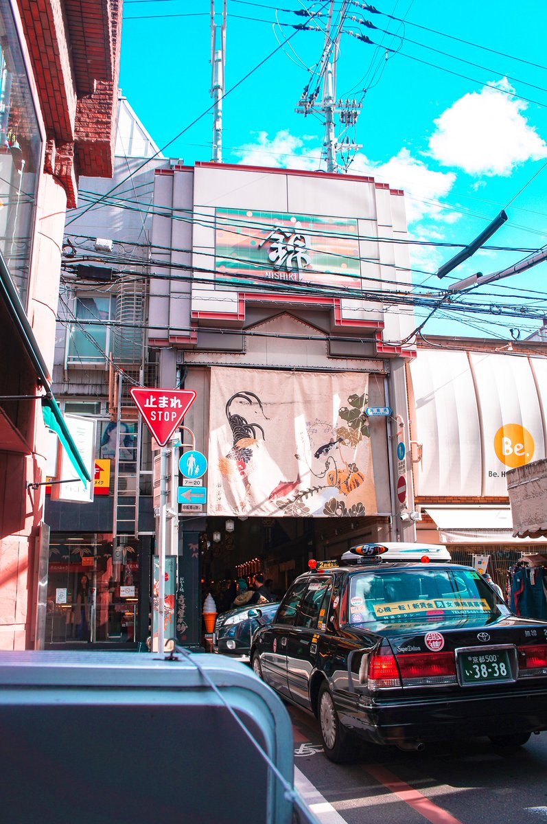 KeJepangYuk's tweet photo. [Mengenal 'Dapur Kyoto' Nishiki Market]

Nishiki Market merupakan pusat perbelanjaan makanan yang berada di pusat kota Kyoto.

Lokasinya berada 1 blok ke arah utara dari jalan raya Shijo, memanjang diantara stasiun subway Karasuma dan Kawaramachi. https://t.co/HlzAWosOwl