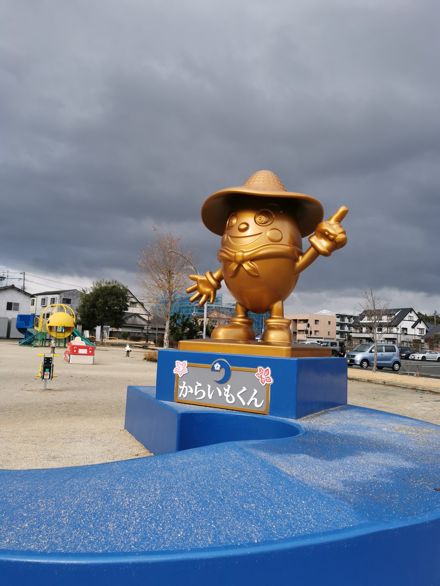 One Piece World Kumamoto Japan 大津中央公園の麦わら帽子の像は大津町のからいもくん ゾロ像が建つのを待っています Straw Hat In Ozu Central Park Is Karaimo Kun Ozu Town Character Waiting For The Zoro Statue To Be Built