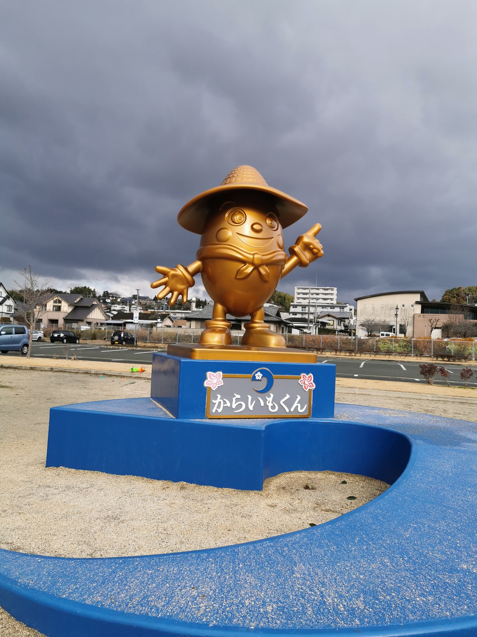 One Piece World Kumamoto Japan 大津中央公園の麦わら帽子の像は大津町のからいもくん ゾロ像が建つのを待っています Straw Hat In Ozu Central Park Is Karaimo Kun Ozu Town Character Waiting For The Zoro Statue To Be Built ワンピース ゾロ