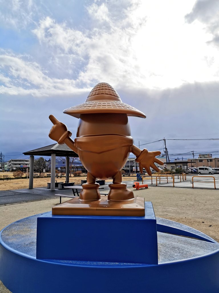 One Piece World Kumamoto Japan 大津中央公園の麦わら帽子の像は大津町のからいもくん ゾロ像が建つのを待っています Straw Hat In Ozu Central Park Is Karaimo Kun Ozu Town Character Waiting For The Zoro Statue To Be Built ワンピース ゾロ