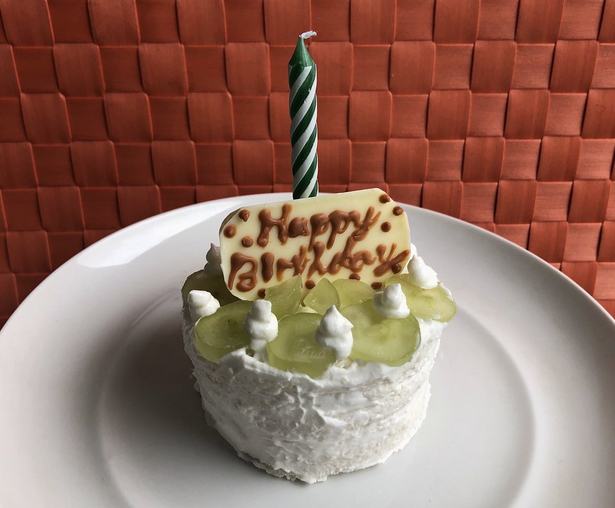 Sali できた 1歳のわが子でも食べられるバースデーケーキ クリームは水切りヨーグルト スポンジは食パン マスカットは種無し カップケーキくらいのミニサイズだよ ロウソクが1本でいいの笑ってしまうわ