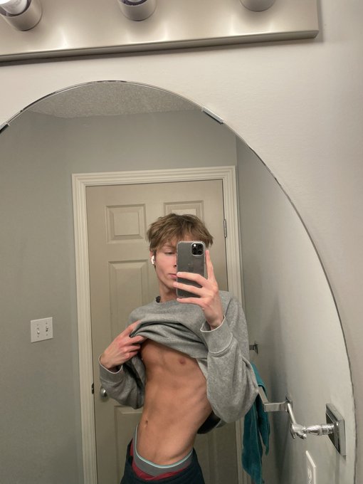 1 pic. RT for a surprise in ur dms https://t.co/jVzC52ekMP