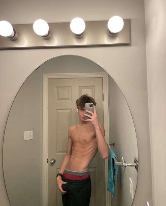 2 pic. RT for a surprise in ur dms https://t.co/jVzC52ekMP