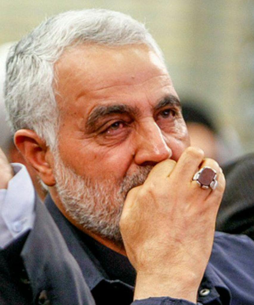 Alireza7610's tweet photo. اهل دنیا را خیال مرگ حتی می‌کشد.
عاشقان با مرگ اما زنده‌تر خواهند شد.
#برای_سرباز
 #حاج_قاسم_سلیمانی https://t.co/nDSUdqxbvg