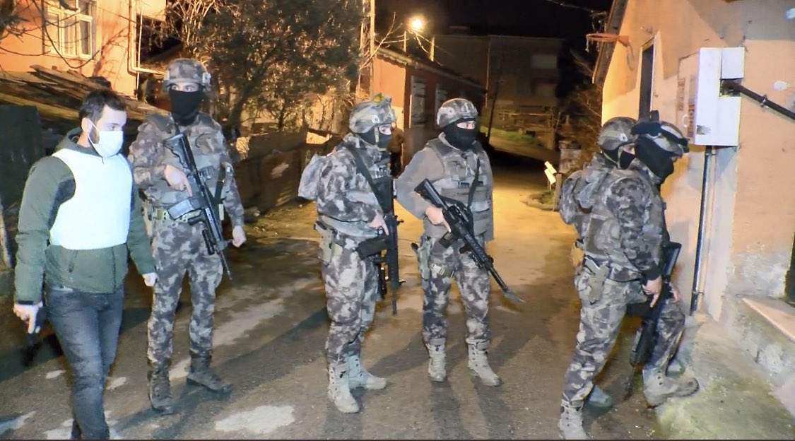 Aşağıdaki fotoda, yiğit özel harekât polislerimiz bugün saat 14’de Boğaziçi üniversitesi önünde yapılacak “Kayyum rektör istemiyoruz” protesto eylemini engellemek üzere -olası eylemci- “terörist” öğrencilerin yaşadığı evlere önceden baskın düzenlemekte. Yine bir destan yazılıyor.