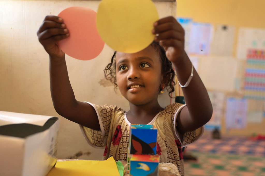 UNICEFEthiopia's tweet photo. Ankiya Ibrahim,6, wants to be a teacher when she grows up. She attends primary school in Afdera, #Afar region. 

Schools provide a safe space for girls to learn, play, and build friendships.

#ForEveryChild, the right to learn 📚📚📚 https://t.co/nrOT3mWOnn