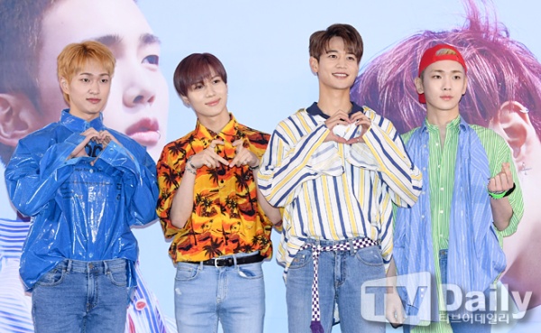 KoreanUpdates's tweet photo. It's time to chant #SHINee's back!

SHINee reportedly will make their first full group comeback in February, 3 years after their last 6th album https://t.co/wnrJdYqerP #KoreanUpdates RZ https://t.co/B19JlKN13A