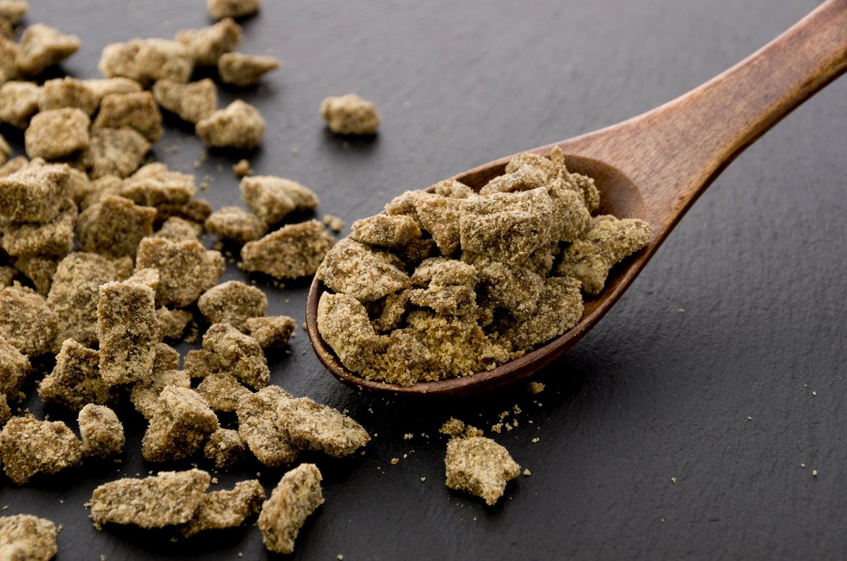 麹プロテインは、のどごしが良く飽きがこない味を実現するために『波照間黒糖』もいれています。

有人島では日本最南端の島、波照間島で育ったサトウキビの絞り汁を煮詰めて固めた黒砂糖で、ミネラルを豊富に含み、甘みの中にコクと旨みがあります☺️

▶️ koujiprotein.jp