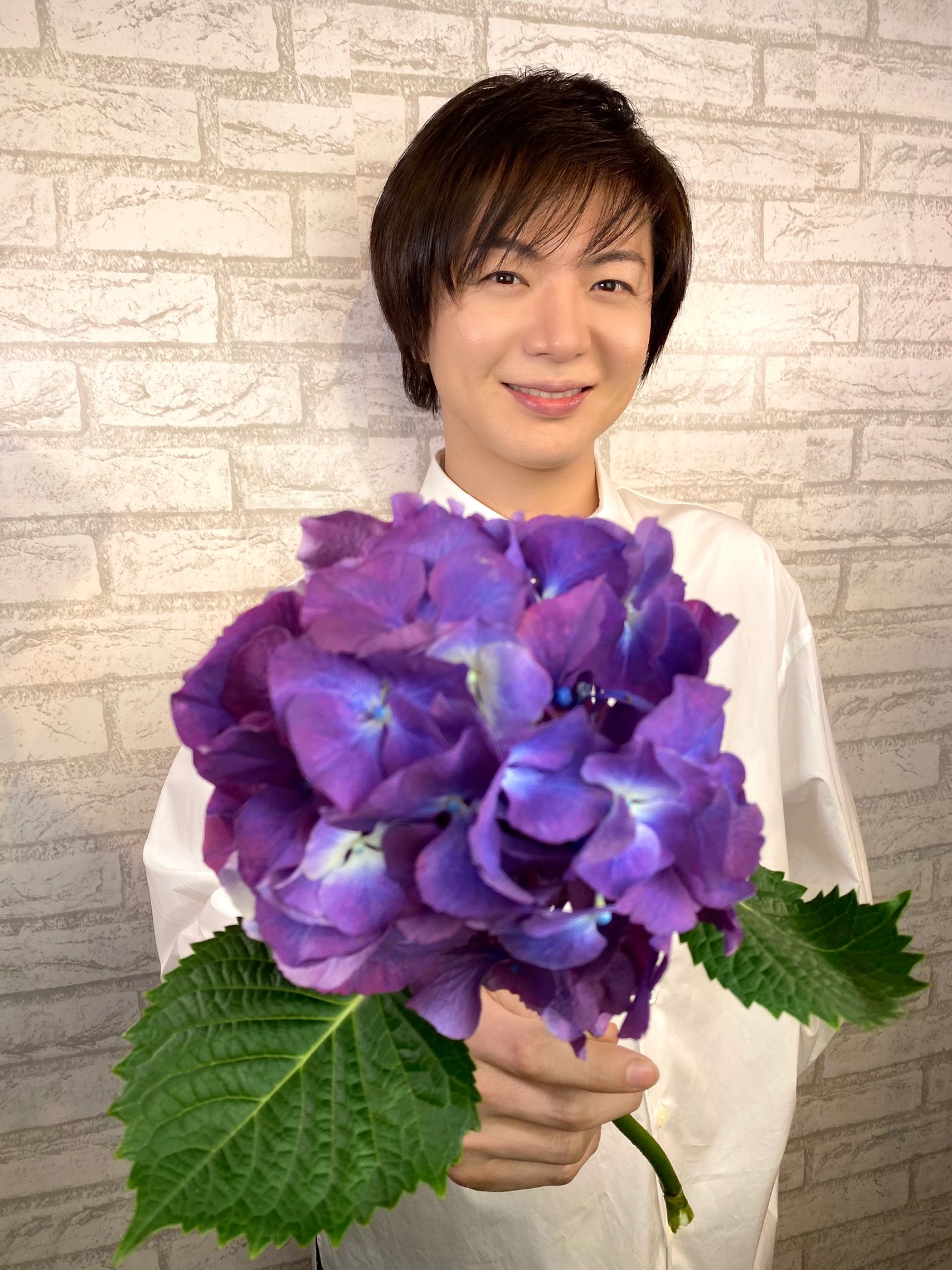 竹島宏スタッフ 公式 紫陽花 紫 花言葉は 神秘 梅雨の頃に咲く紫陽花と 花屋さんで出逢いました この紫陽花が皆さんの不安 な気持ちを和らげてくれま すように 今日も1日お疲れ様でした ひろネット 花便り 花言葉 花 花を贈ろう 花 竹島宏スタッフ 公式 紫陽花 紫 花言葉は 神秘 梅雨の頃に咲く紫陽花と 花屋さんで出逢いました この紫陽花が皆さんの不安 な気持ちを和らげてくれま すように 今日も1日お疲れ様でした ひろネット 花便り 花言葉 花 花を贈ろう 花