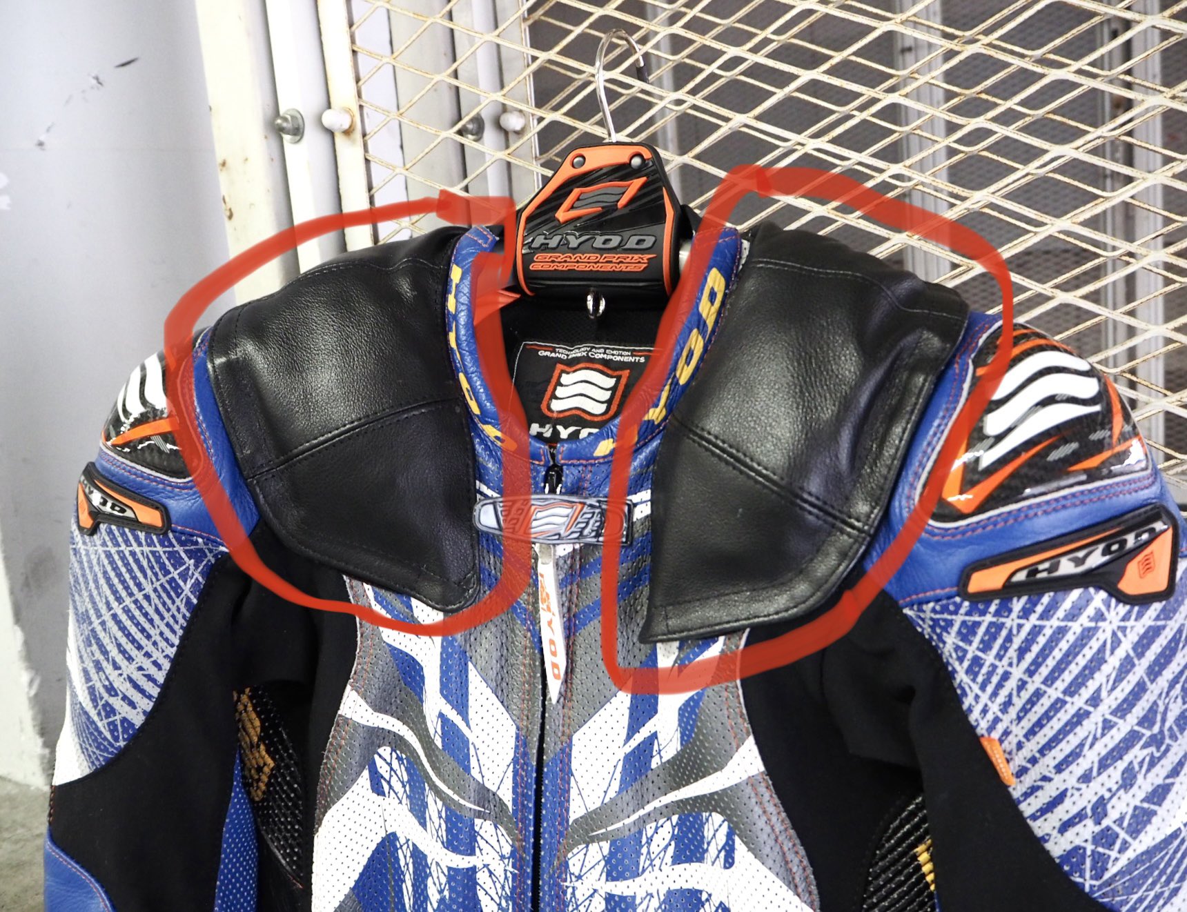 雷句誠 ツナギ後付けのエアバッグが コーナーで首を振るたびに ちょっとヘルメットと干渉して動きの妨げになっている 自分のライディングフォームが低いせいもあるけれど なんとかしたい もっとフタの革をピンと張って 厚みが出ないようにすれば何とか 雷句誠 ツナギ後付けのエアバッグが コーナーで首を振るたびに ちょっとヘルメットと干渉して動きの妨げになっている 自分のライディングフォームが低いせいもあるけれど なんとかしたい もっとフタの革をピンと張って 厚みが出ないようにすれば何とか