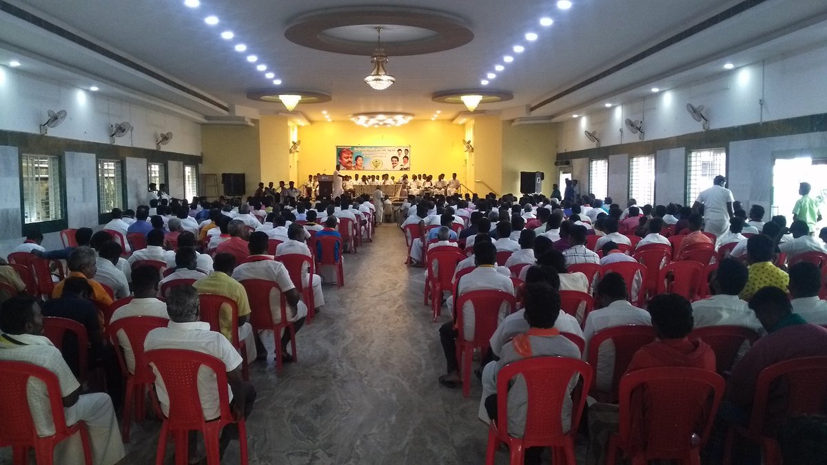 SENTHIL_DMDK's tweet photo. #தேமுதிக திருச்சி தெற்கு மாவட்ட கழக #ஆலோசனை கூட்டம் மாவட்ட கழக செயலாளர் அண்ணன் கிருஷ்ணகோபால் தலைமையில், கழக மாணவரணி செயலாளர் விஜயகுமார் மேற்பார்வையில் நடைபெற்றது. 
��ாவட்ட, நகர,ஒன்றிய,பேரூர்,கிளை கழக நிர்வாகிகளும், தொண்டர்களும் பெருந்திரளாக கலந்து கொண்டனர்.
@iVijayakant 
@vj_1312 https://t.co/SQAxXfFrU3