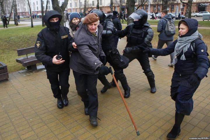 HannaLiubakova's tweet photo. #Belarus 84-year-old Jan #Hryb was fined $450 for participating in the March of Wisdom. How desperate they are to demand money from elderly, retired people. Hryb is a poet and one of the faces of the protests as he always takes part in demonstrations. He was detained many times https://t.co/Z773BlMypK