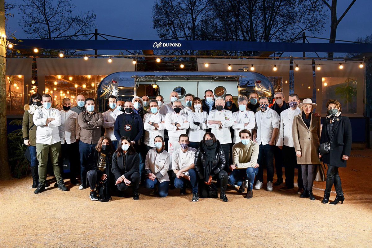 iclyonhoteldieu's tweet photo. "Qu'est ce qu'on mange ce soir ?" Le chef @CharroisM  vous donne la réponse et vous attend ce mercreedi 6 janvier dès 17h place Maréchal Lyautey avec un menu généreux à emporter et savourer à la maison ! La #CaravanedesChefs de Lyon est lancée !!!

Infos : https://t.co/Sf3SubbOg8 https://t.co/BU5RV3pfWB
