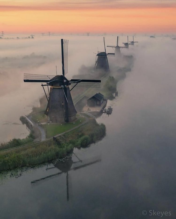GroeneHart's tweet photo. Zo mooi is het Groene Hart! Foto even openen. Wat een geweldig plaatje van werelderfgoed Kinderdijk in @Molenlanden_Gem door @skeyesphoto  #oppadinhetgroenehart #watkaninhetgroenehart https://t.co/cXXyXr6DWf