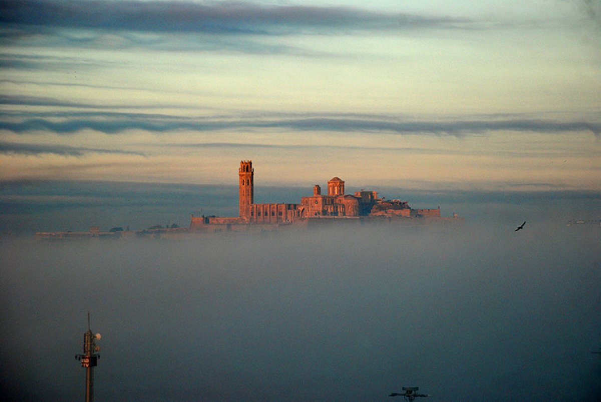 LO_DICCIONARI's tweet image. ESCALA DEL FRED A LLEIDA:

+ 24 ° C - A Barcelona es posen una manteta per dormir.

+ 19 ° C - Los gironins encenen la calefacció central i acaparen jalo per si es queden aïllats.

+ 8 ° C - Los cotxes tarragonins no arrenquen.

0 ° C - L'aigua es congela.