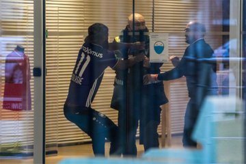 This has got to be the best transfer story of the window so far... 🙈

Royal Antwerp forward Didier Lamkel Zé turned up to training wearing arch-rivals Anderlecht's kit, to try and force a move to Panathinaikos 😬

And of course they didn't let him in... 😆