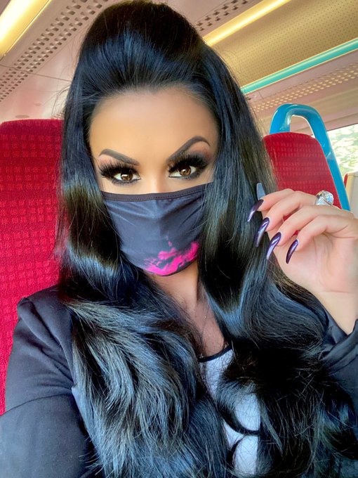 Can you tell I&rsquo;m smiling? No? That&rsquo;s because I wasn&rsquo;t! 👿🖤  #nationallockdown #thirdtimelucky https://t<a href="/tag/thirdtimelucky"class="tags"><span>#thirdtimelucky</span></a><a href="/tag/nationallockdown"class="tags"><span>#nationallockdown</span></a>