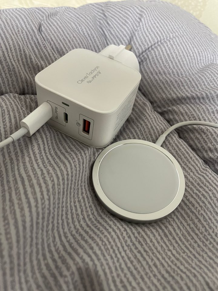 savageox2's tweet photo. c포트2 개 a보트1 개 연결 가능한 클레버 충전기 화이트 구매함. usb c2개 usb a 1개 슬롯인데 크기도 작고 충전속도 대박. #휴대용충전기
#접지형충전기
#맥북충전기
#아이패드충전기
#GAN충전기
#아이폰충전기 
#PD충전기 #그램충전기 https://t.co/ODGyJtWlLw