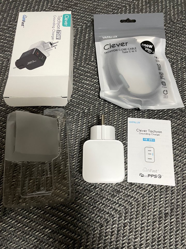 savageox2's tweet photo. c포트2 개 a보트1 개 연결 가능한 클레버 충전기 화이트 구매함. usb c2개 usb a 1개 슬롯인데 크기도 작고 충전속도 대박. #휴대용충전기
#접지형충전기
#맥북충전기
#아이패드충전기
#GAN충전기
#아이폰충전기 
#PD충전기 #그램충전기 https://t.co/ODGyJtWlLw