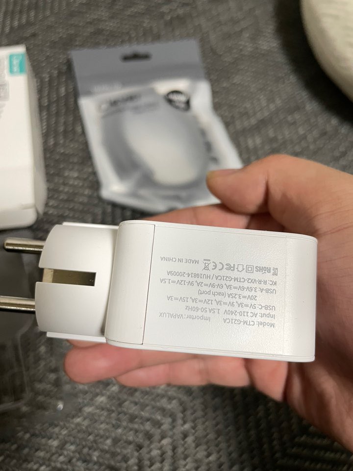 savageox2's tweet photo. c포트2 개 a보트1 개 연결 가능한 클레버 충전기 화이트 구매함. usb c2개 usb a 1개 슬롯인데 크기도 작고 충전속도 대박. #휴대용충전기
#접지형충전기
#맥북충전기
#아이패드충전기
#GAN충전기
#아이폰충전기 
#PD충전기 #그램충전기 https://t.co/ODGyJtWlLw