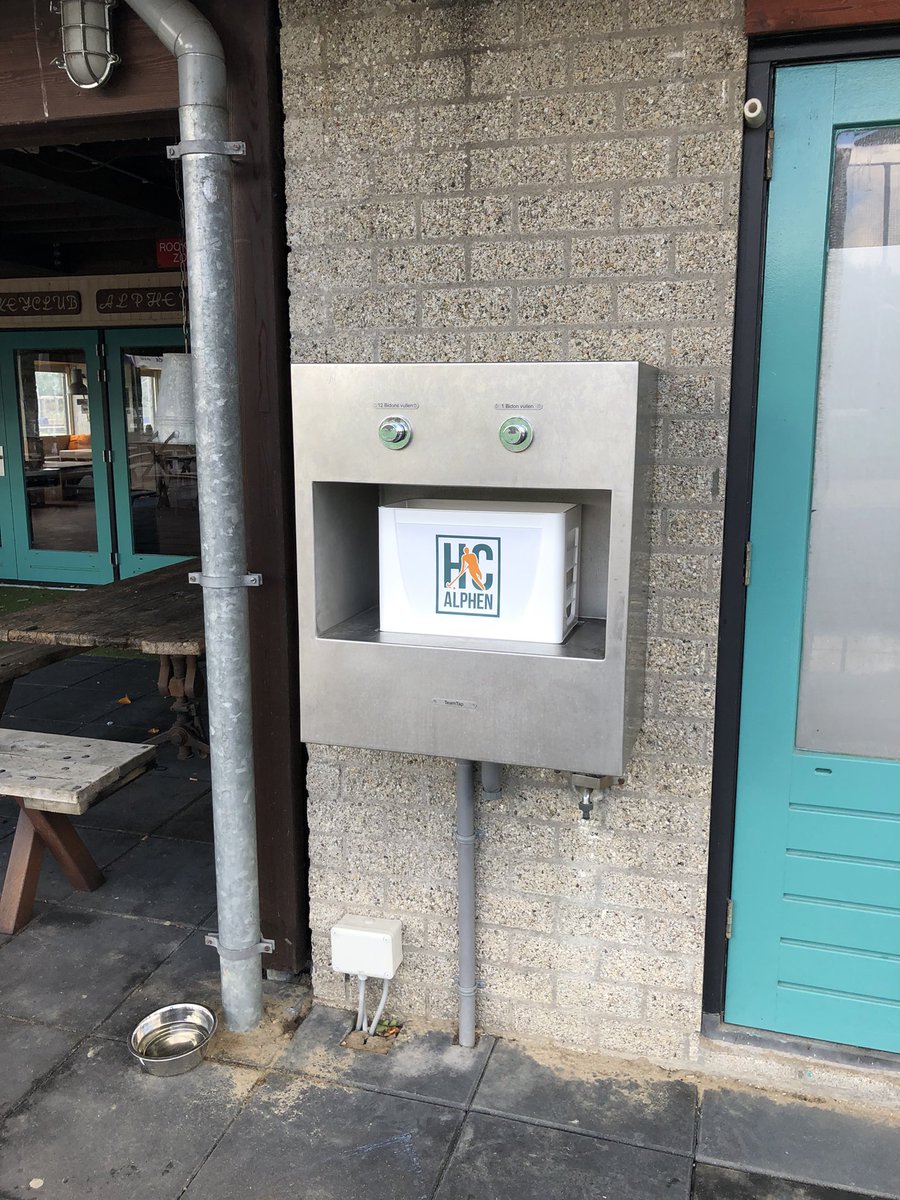 BidonTeamKrat's tweet photo. Stapt jouw hockey- of voetbalclub dit jaar ook over op een apart, toegankelijk en hygiënisch @Kwtp_nl TeamTap #watertappunt? 

#hockey #voetbal #hygiene #empaso #kwtp #teamtap #coronavaccin #hugodejonge #gezondheid #knvb #knhb https://t.co/grxe7IoK3X