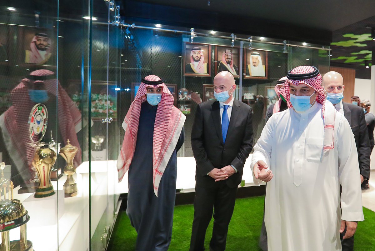 saudiFF's tweet photo. رئيس الاتحاد السعودي ياسر المسحل يصحب الأمير عبدالعزيز الفيصل ورئيس الفيفا السيد جياني إنفانتينو والرئيس الأسبق أحمد عيد بجولة في متحف إنجازات الكرة السعودية ويُطلعه على وثيقة FIFA الرسمية باعتماد عضوية الاتحاد السعودي عام 1956.

#رئيس_الفيفا_في_السعودية https://t.co/ZceaSDknYL